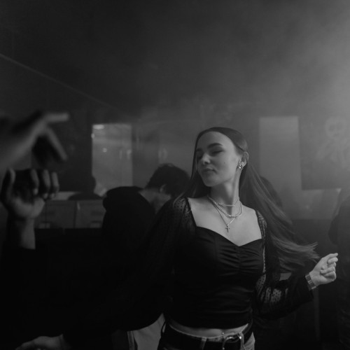 Mujer bailando en una fiesta