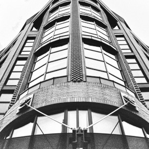 Esquina de fachada de edificio vista desde abajo